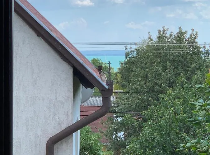 Whitehouse アパートホテル