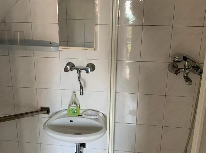 מלון דירות Whitehouse 3*