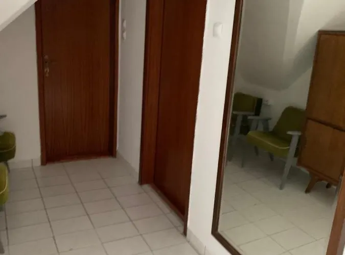 Whitehouse アパートホテル