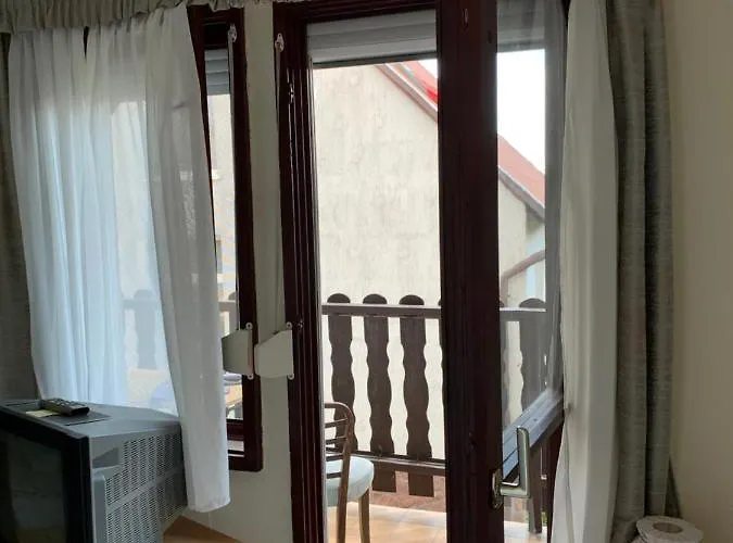 アパートホテル Whitehouse